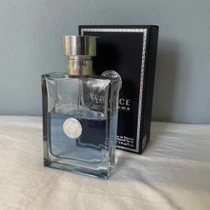 Versace Pour homme  - Säljer denna Versace Pour homme. 100ml från början. Du får så mycket som är på bilden men uppskattar till runt 65ml. Nypris runt 1200kr. Pris kan diskuteras, svarar gärna på frågor!