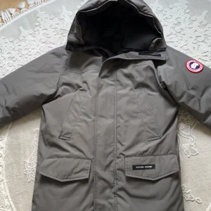 Canada Goose Langford Parka. - (Pris kan diskuteras) Vinterjacka som garanterat håller dig varm denna vinter som är i storlek M och i gott skick.
