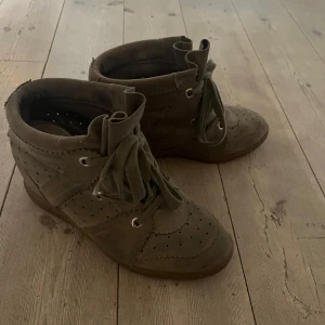 Isabel marant skor  - INTRESSEKOLL för mina Isabel marant skor, då de är för stora  Kan tänka mig att sälja för bra pris eller byten. Jättebra skick! 