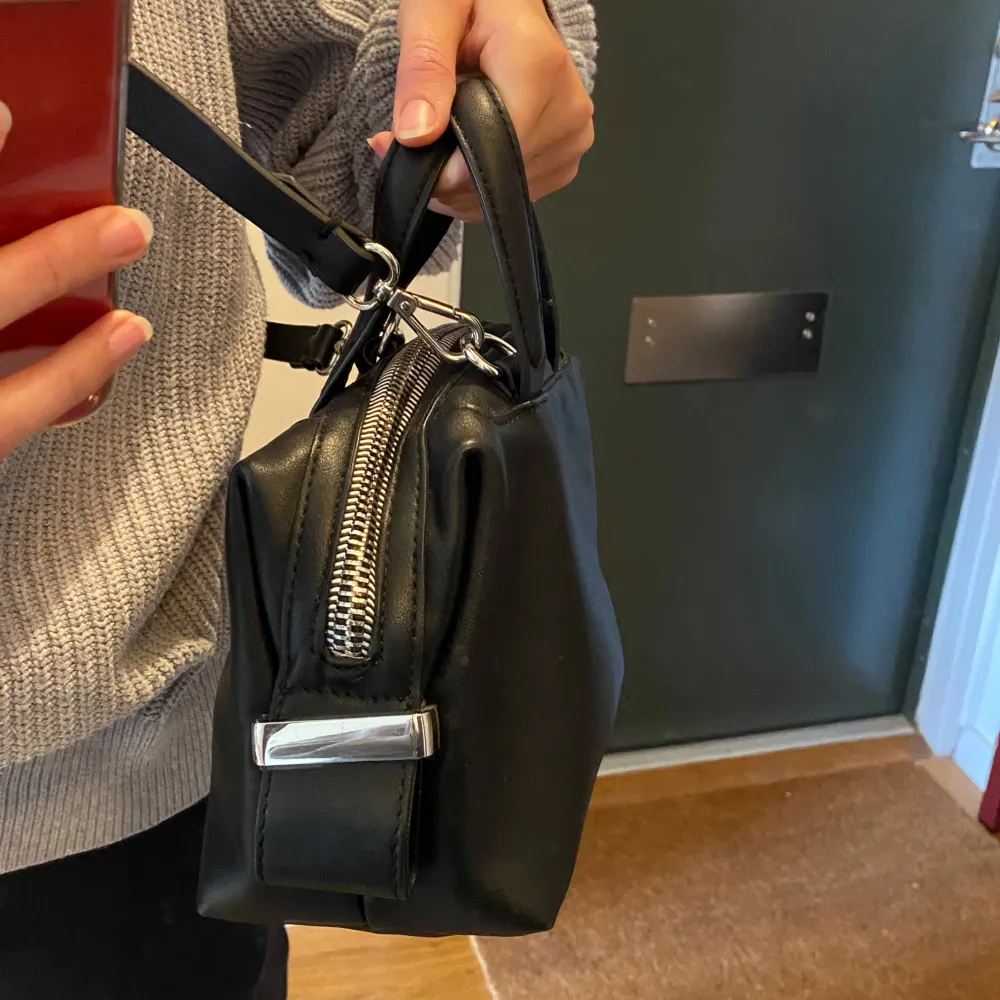 Zara Utmärkt skick Höjd: 13 cm Bredd: 10 cm Längd: 23 cm + adjustable straps!. Laukut & Käsilaukut.