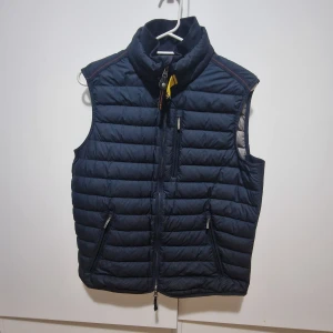 Kläder - Glorious gangsta - xs  Boss - s  Para jumper - s Säljar allt tillsammans 