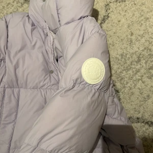 Canada goose jacka XS  - Sällsynt Canada goose jacka XS passar S. Är 183 och passar mig. Lila färg, är i princip oanvänd. Skick 10/10. Passar perfekt för höst, vår och vinter