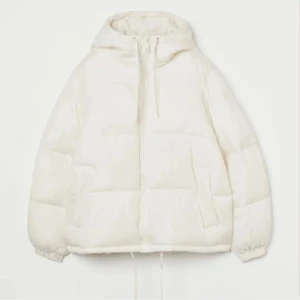 Vinterjacka  - Säljer denna dunjacka från hm som inte säljs längre💞 Den är använd men fortfarande i bra skick🥰🙌🏻 obs den är ganska stor i stoleken.