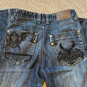 Bootcut Jeans - Dom e mid-rise. Köpta secondhand men ja säljer för de kommer inte till användning. Passar i längden på mig som är 160cm. Midjan rakt över är 34 cm. Passar S-XS