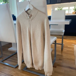 John Henric full zip - Hej! Säljer nu min John Henric full zip, köpte den på NK i Göteborg i våras och har inte används fler än 3 gånger efter det pga det blev sommarvärme när jag köpte denna så har den bara legat hemma i en byrå låda. Bara att kontakta mig vid frågor!