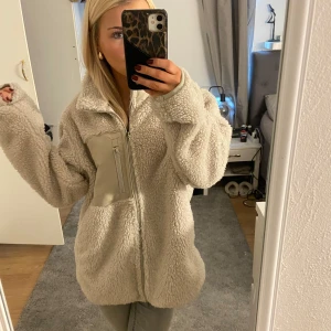 Teddyjacka - Mysig beige teddyjacka, är storlek S men är som storlek M. Den är helt ny och oanvänd, säljer pga att den är för stor