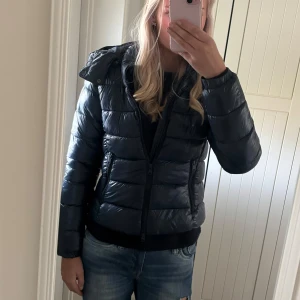 Lager 157 jacka - Populära lager 157 jackan, normal i stl💙 Aldrig använd med lappen kvar. Går inte ner i pris då frakt tillkom när jag köpte den osv