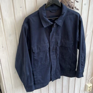 Navy overshirt - Säljer denna sjukt feta overshirten perfekt nu till hösten. Storlek xs men passar s. Skick 8/10 inga defekter. Kan gå ner i pris vid snabb affär. Hör av dig vid minsta fundering!🤩