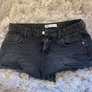 Jeansshorts - Svarta jeansshorts från Zara, nästan oanvända 