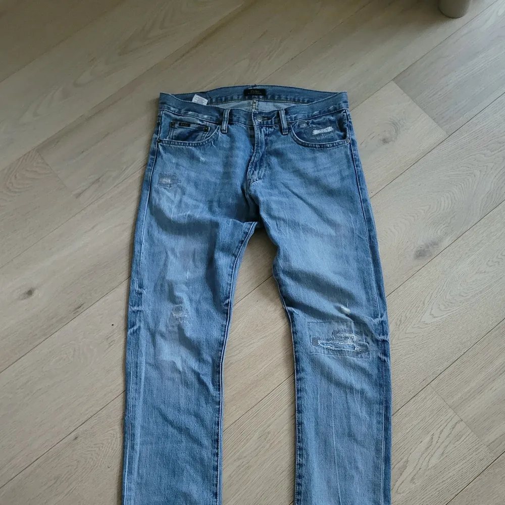 Riktigt feta och unika Ralph Lauren jeans med sköna slitningar! Superfint skick. Slim fit strl 30/34.. Jeans & Byxor.