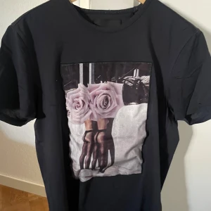 Limitatio tshirt  - Snygg mörkblå limitato tshirt  Storlek M Tryck - Dina Broadhurst Cond 8/10