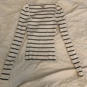 Super fin tröja - Bra skick använd få gånger,tajt o fin tröja med slits i armarna💗