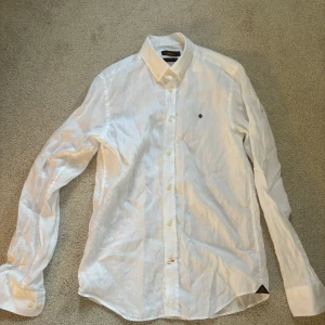 Linneskjorta Morris - Linneskjorta från Morris i utmärkt skick perfekt mot sommaren eller nu till vintern med en tjocktröja över.