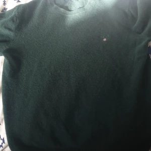 Gant tröja  - Säljer min gant tröja den har inte blivit använd . Säljer på grund av att de är för liten för mig . Ny pris 1200