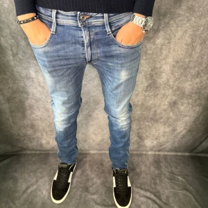 Replay anbass jeans  - // Replay anbass jeans | Storlek W31/L32 | Benlängd: 109cm / Midja: 44cm | Nypris runt 1800kr | Kontakta för fler frågor eller funderingar // Deluxecloset