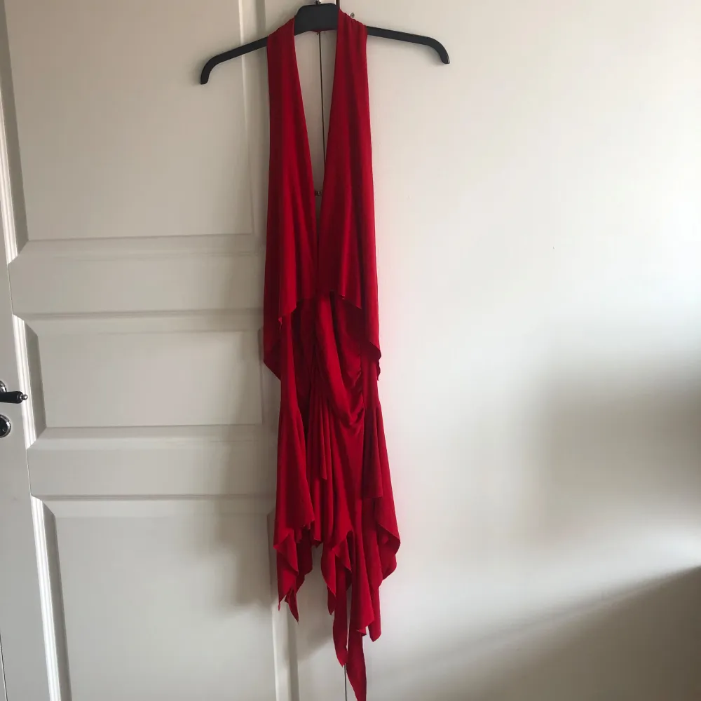 jätte fin klänning med asymmetrisk botten och halsrigningen går lågt både fram och bak! i ok skick, knappast använd. omsydd i halterneck saken (sista bild) och det fattas en diamant på smyckes saken där fram men inget som stör. länns som en medium💗. Mekot.