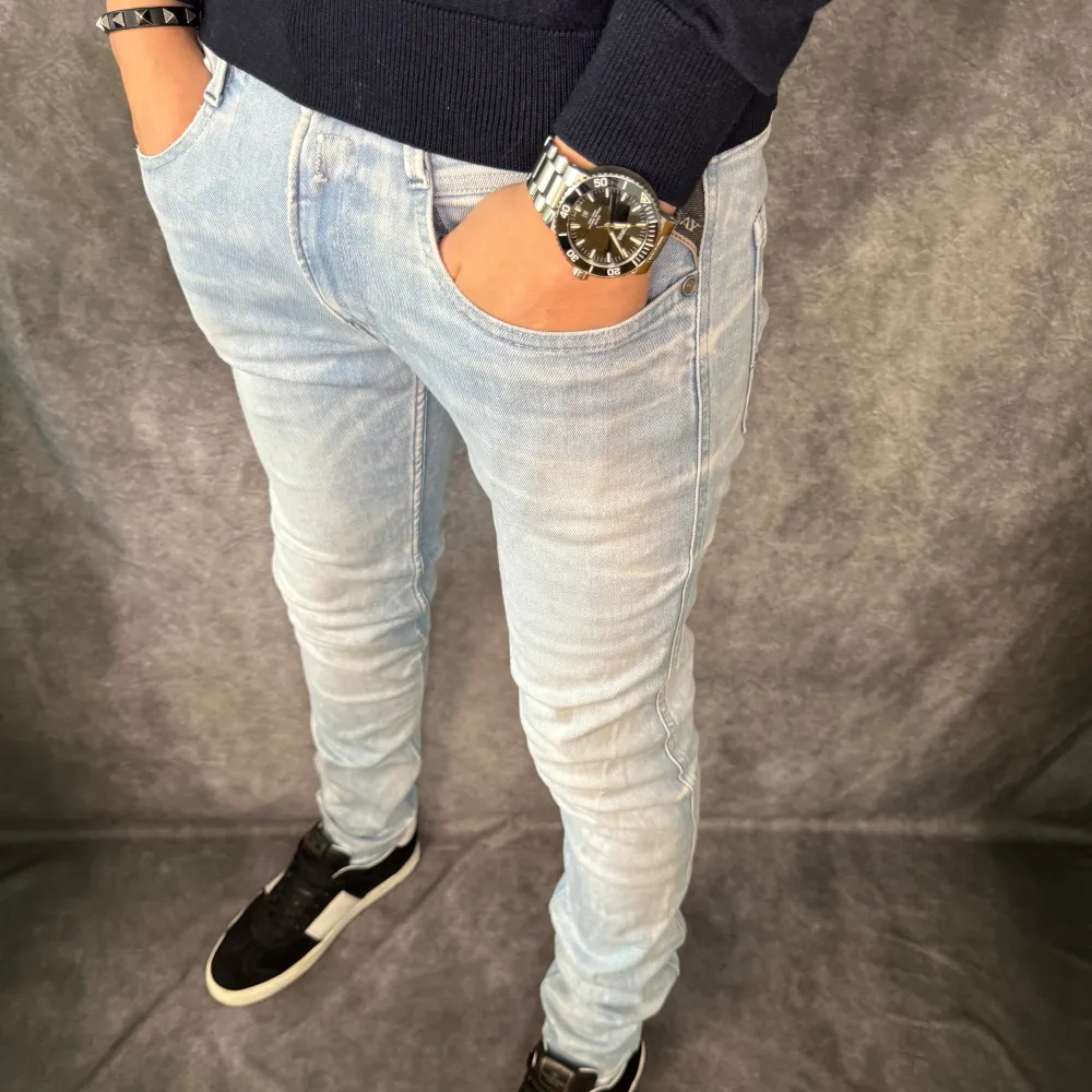 // Replay anbass jeans | Storlek W32/L32  (sitter mer som W31/L32) | Benlängd: 109cm / Midja: 41cm | Nypris runt 1800kr | Kontakta för fler frågor eller funderingar // Deluxecloset. Jeans & Byxor.