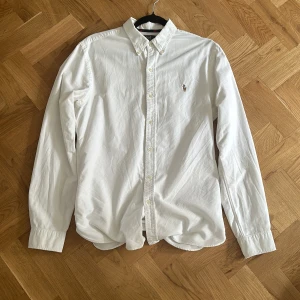 Slim fit Ralph Lauren skjorta  - Säljer nu denna skjorta som jag köpte förra året för 1800kr skicket är 8/10. Snygg skjorta som är perfekt för att lagra outfits med. Mitt pris 400kr, pris kan diskuteras!
