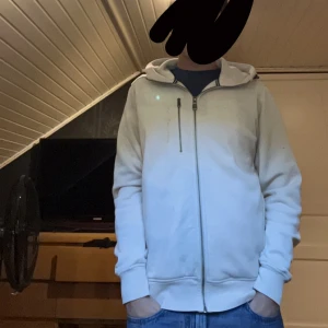 Sailracing zip hoodie - En Beige sailracing zip up hoodie i storleken S är perfekt inga konstigheter  Pris kan diskuteras vid snabb affär 