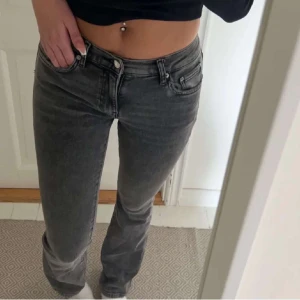 Grå jeans med bootcut - Säljer dessa gråa lowwasit boutcut jeans från Gina i storlek 36 då dom inte längre passar mig. Endast använda ett fåtal gånger💞