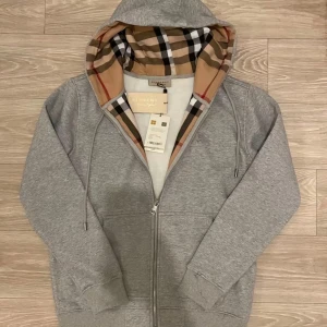 Grå Burberry kofta - Storlek M men kan även funka som S