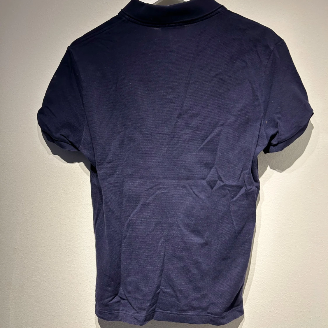 Mörkblå pikétröja från Lacoste - 1