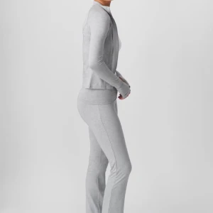 Grå byxor från Gina Tricot (yoga pants) - Snygga grå byxor från Gina Tricot med en bekväm passform. Dessa byxor används inte på grund av att jag har växt ur de och de är för korta för mig! Inga fläckar eller fel vad jag märkt, Hör av dig om du vill ha mer bilder eller har några frågor ❤️