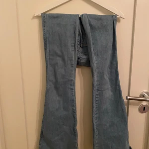 Omsydda ljusblå byxor - Omsydda byxor från Nelly! Jättebra skick men de kommer tyvärr ej till användning. Byxorna var high waist men har sytt om de till low waist.