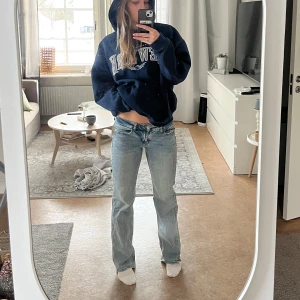 Ljusblå low waist bootcut jeans - Säljer ett par ljusblå bootcut jeans med låg midja. De är långa i benen och en bekväm passform. Knappt använda.