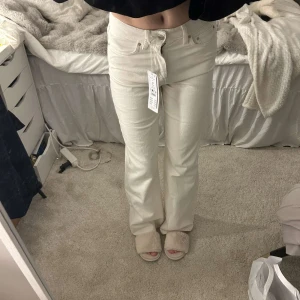 Mid waist raka jeans  - Mycket fina vita raka jeans. Använda en gång och är i mycket bra skick. Jeansen är en blandning av vit och cremefärgad 