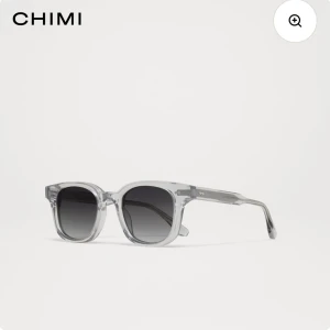 Grå solglasögon från Chimi - Snygga grå chimin i strk 02. Sparsamt använda, allt på bilden följer med (boxen är lite sned) och köparen står för frakt! ❤️