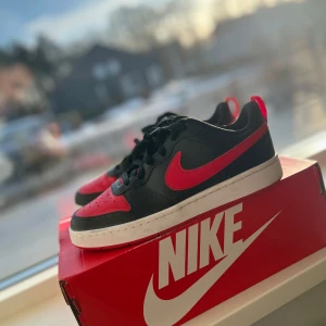 Nike sneakers i svart och rött - Säljer ett par Nike skor som är använda 2 gånger , super fina till våren och sommaren, storlek 40 , nypris 1100kr, köpta från Nikes hemsida 