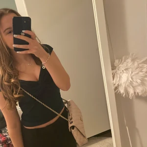 Mörkgrön omlottopp - Snygg mörkgrön v ringad topp💗 har bara använt den en gång så känns dumt o slänga den💗💗