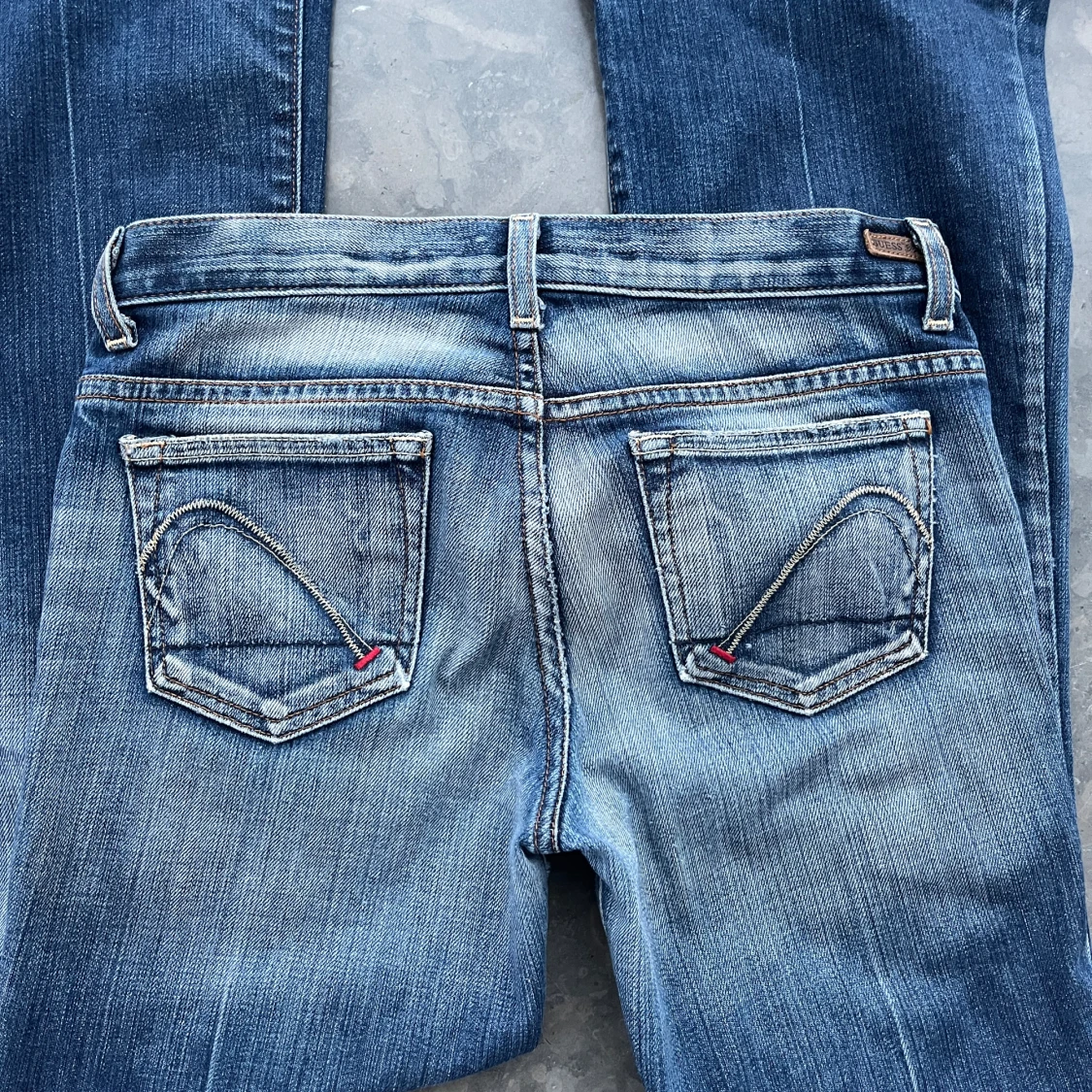 Såå snygga lågmidjade Guess jeans!!  - 2