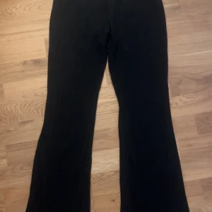 Svarta byxor från Shein - Snygga svarta byxor från Shein i storlek S. Byxorna har en bootcut-stil som ger en trendig look. Perfekta för en stilren outfit.