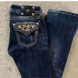Miss me jeans  - Säljer dessa coola miss me jeans pågrund av att de inte riktigt kommer till användning❤️ midjemått: 37cm innerbenslängden: 81cm