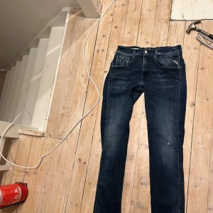 Replay jeans - Replay jeans modell anbass 31x34. Riktigt snygga och mycket bra skick. Materielt är väldigt stretchigt så kan passa de flesta storlekarna:)