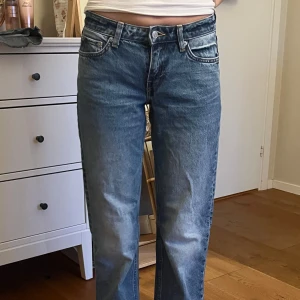  No way straight blåa jeans  - Snygga blå jeans med rak passform och klassisk femficksdesign. De har en knappgylf och bälteshällor, vilket gör dem perfekta för en avslappnad stil. Jeansen har en lätt tvättad look som ger en vintagekänsla. Knappt avända💕