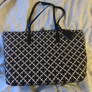 By Malene Birger väska stor - Jättefin väska som är väl använd, som man ser på två av bilderna är axelbanden lite slitna men den går fortfarande att använda. Resten av väskan är i mycket bra skick.