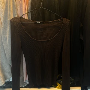 Brun ribbad topp från BikBok - Används inte längre, från bik bok och har en brun färg 