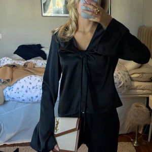 Blus  - Så fin siden blus med utvängda ärmar💕 aldrig använd 