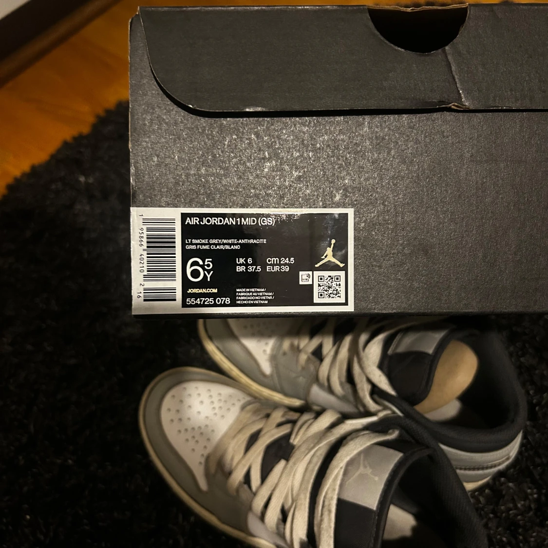 Nike Air Jordans i grått och svart - 4