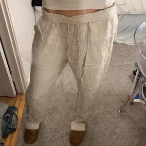 Beige linnebyxor från Chelsea Girls - Säljer ett par bekväma beige linnebyxor från Chelsea Girls. Byxorna passar perfekt nu till sommaren! 🌸 pris kan diskuteras! Ordinarie pris: 500
