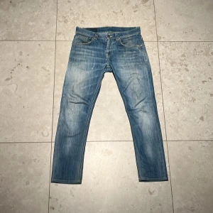 Dondup - Snygga blå jeans med en klassisk straight fit. De har en lätt tvättad look och fem fickor. Perfekta för en avslappnad stil.