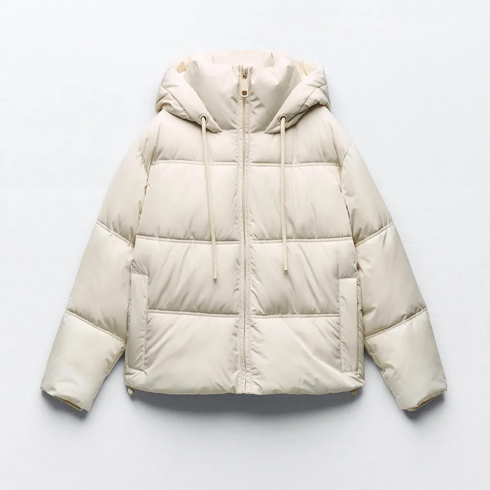 Snygg puffer jacket från Zara i storlek S. Mycket bra skick! Förutom de lilla smuts jag tagit bild på, som antagligen försvinner om man tvättar den. Vatten & vindavisande.. Takit.