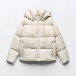 Puffer jacket från zara - Snygg puffer jacket från Zara i storlek S. Mycket bra skick! Förutom de lilla smuts jag tagit bild på, som antagligen försvinner om man tvättar den. Vatten & vindavisande.