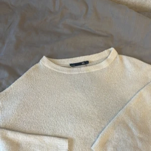 Vit stickad tröja från 157 - Säljer en vit stickad tröja från 157 i storlek M. Tröjan har en klassisk design med rund hals och långa ärmar. Perfekt för kyligare dagar och enkel att matcha med olika outfits. Hör av dig vid intresse! 🤍