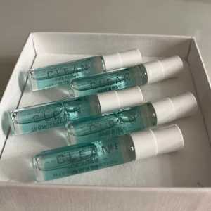 Clean Reserve parfymprover - Säljer ett set med fem parfymprover från Clean Reserve. Varje flaska innehåller en fräsch doft med en lätt och ren känsla. Perfekt för att testa olika dofter innan du bestämmer dig för en favorit. Flaskorna är små och smidiga att ta med i väskan.