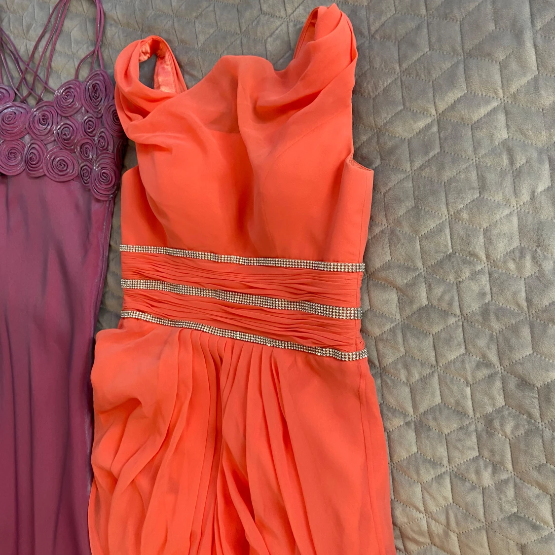 Korallfärgad långklänning med glittriga detaljer - 2