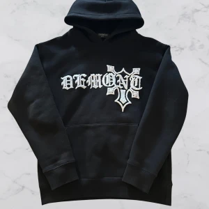 Demont Hoodie OG V2  - Säljer min hoodie från demont pga att den är för liten för mig. Använd någon enstaka gång så den är nästan som ny. (Nypris 999kr)